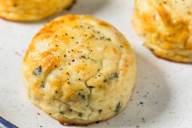 Ev yapımı Savory Sous Vide Peynirli ve Sebzeli Yumurta Isırıkları