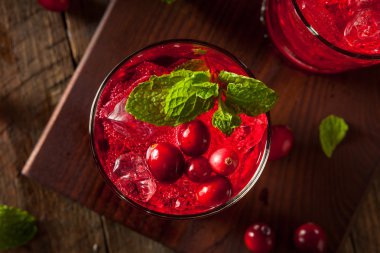 Ev yapımı ayyaş kızılcık kokteyl