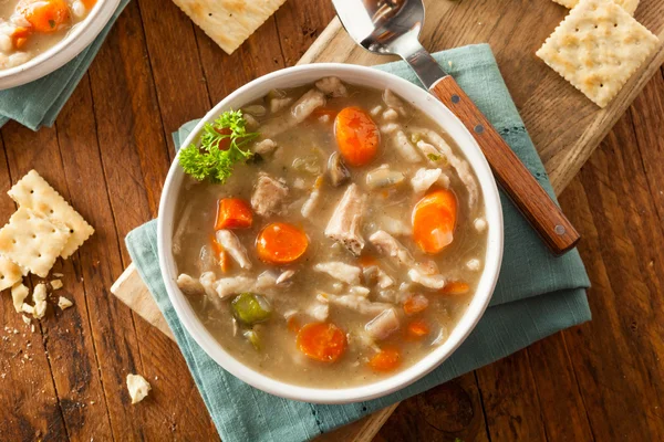 Sopa caseira de macarrão de frango — Fotografia de Stock