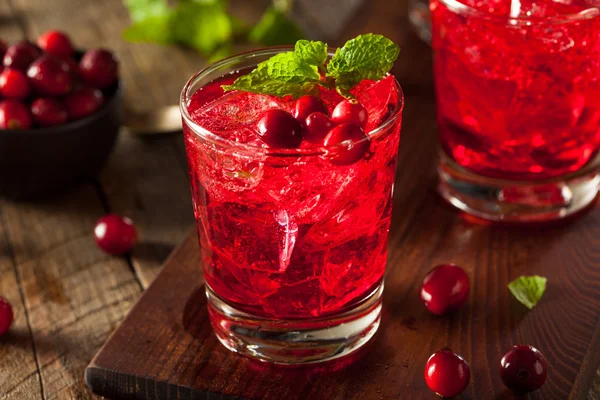 Hemgjord Boozy tranbär Cocktail — Stockfoto