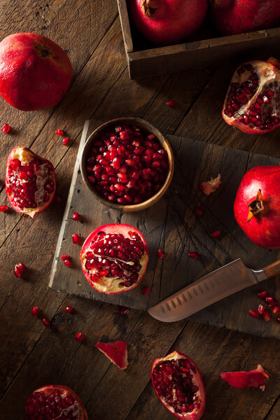 Сырые органические красные гранаты
