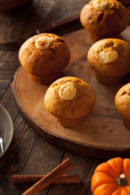 Ev yapımı kabak Spice Muffins