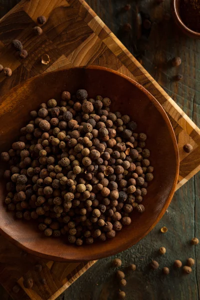 Allspice marrón orgánico crudo — Foto de Stock