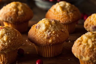 Taze yabanmersini Muffins pişmiş