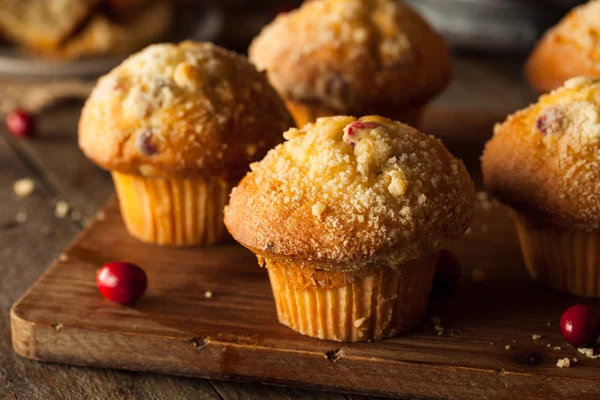 Frisch gebackene Preiselbeermuffins — Stockfoto