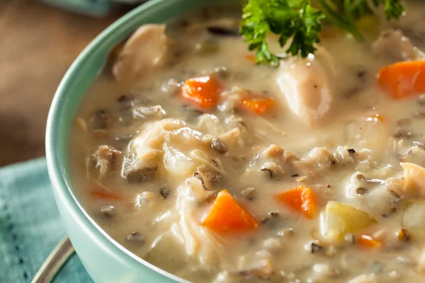Домашнє диким рисом і курячий суп — стокове фото
