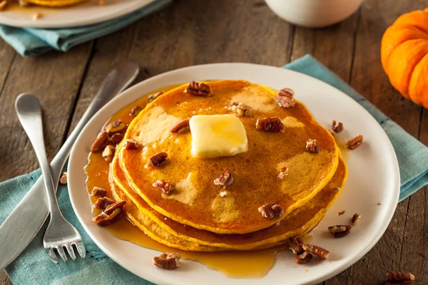 Hemmagjord pumpa pannkakor med smör — Stockfoto