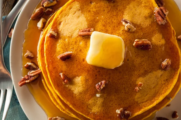 Pancakes di zucca fatti in casa con burro — Foto Stock