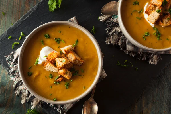 Домашній гарячий гарненький гарбузовий суп з гарбуза — стокове фото