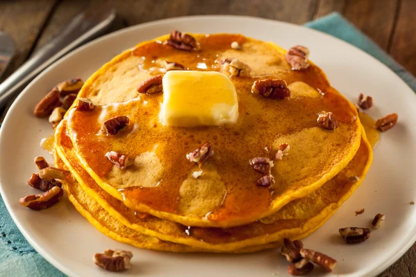 Crêpes à la citrouille maison avec beurre — Photo