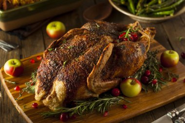 Otlar ile ev yapımı kızarmış ördek