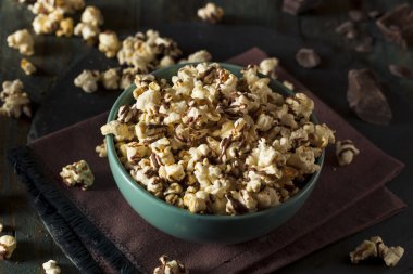 Ev yapımı çikolata karamel patlamış mısır Drizzled