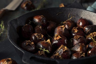 Otlar ile organik kavrulmuş kestane