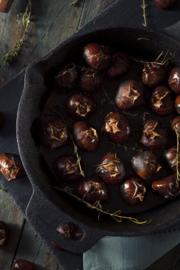 Otlar ile organik kavrulmuş kestane