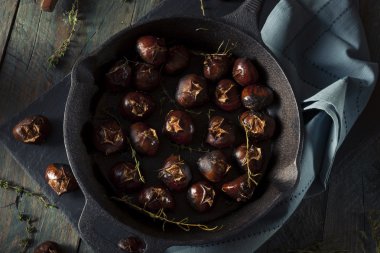Otlar ile organik kavrulmuş kestane