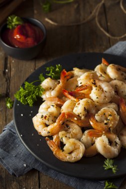 Otlar ile ev yapımı sote karides