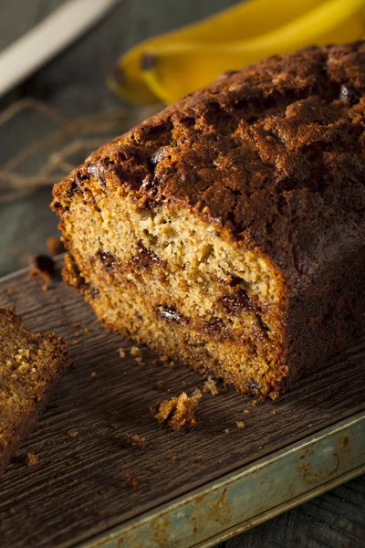 Hausgemachtes Bananenbrot mit Schokoladenchips — Stockfoto