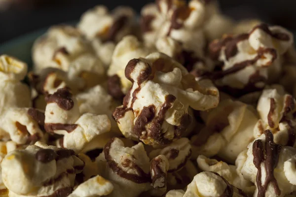 Zelfgemaakte chocolade besprenkeld karamel Popcorn — Stockfoto