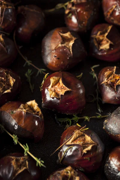 Castanhas assadas orgânicas com ervas — Fotografia de Stock