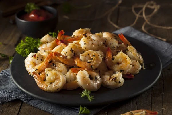 Camarones salteados caseros con hierbas —  Fotos de Stock