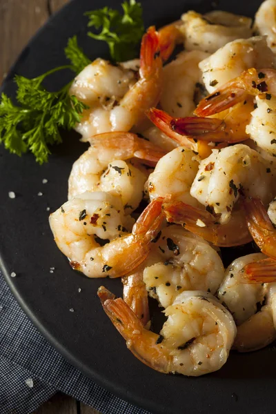 Crevettes sautées maison aux herbes — Photo