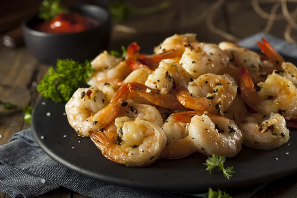 Crevettes sautées maison aux herbes — Photo