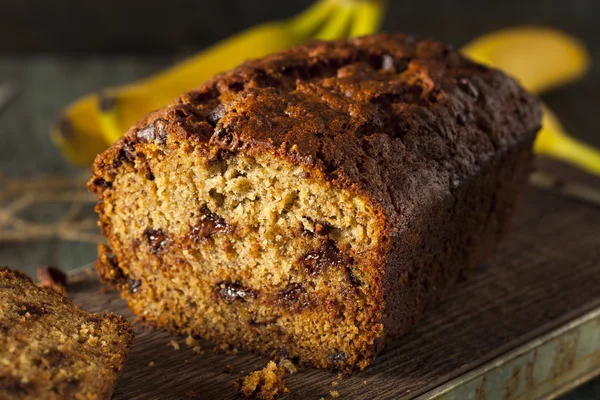 Hausgemachtes Bananenbrot mit Schokoladenchips — Stockfoto