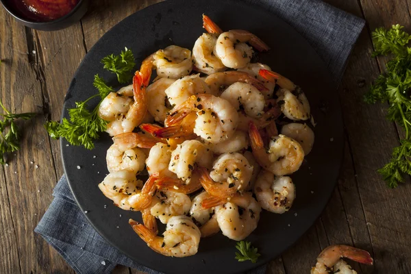 Crevettes sautées maison aux herbes — Photo