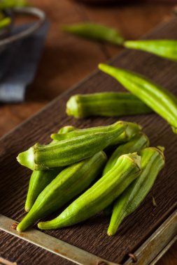 Taze yeşil organik bamya