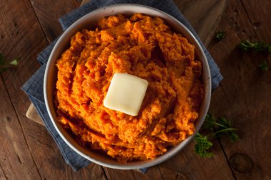 Organik ev yapımı püresi tatlı patates