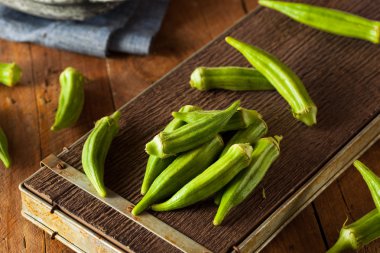 Taze yeşil organik bamya