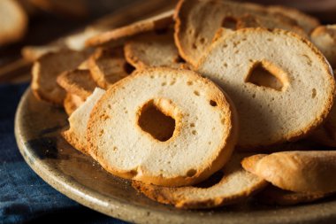Ev yapımı tam buğday Bagel cipsi
