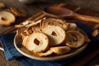 Ev yapımı tam buğday Bagel cipsi