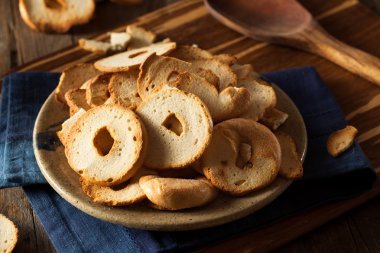 Ev yapımı tam buğday Bagel cipsi