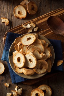 Ev yapımı tam buğday Bagel cipsi