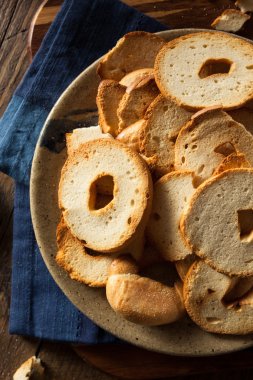Ev yapımı tam buğday Bagel cipsi
