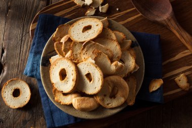 Ev yapımı tam buğday Bagel cipsi