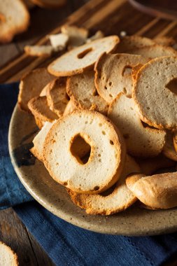 Ev yapımı tam buğday Bagel cipsi