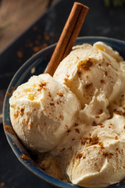 Soğuk ev yapımı Eggnog dondurma