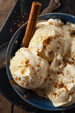 Soğuk ev yapımı Eggnog dondurma