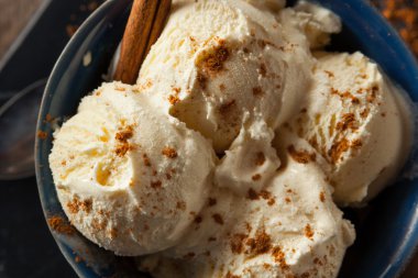 Soğuk ev yapımı Eggnog dondurma