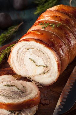 Ev yapımı haddelenmiş Porchetta kızartma