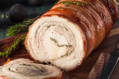 Ev yapımı haddelenmiş Porchetta kızartma