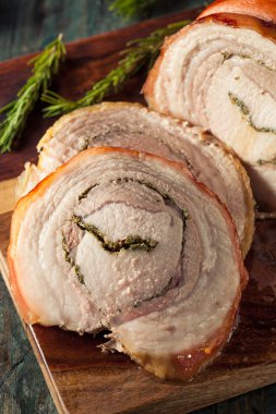 Ev yapımı haddelenmiş Porchetta kızartma