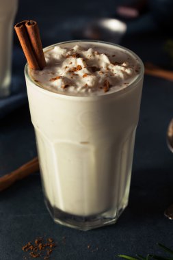 Ev yapımı yumurta likörü dondurma Milkshake