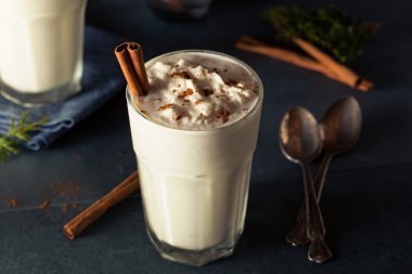 Ev yapımı yumurta likörü dondurma Milkshake