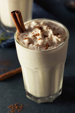 Ev yapımı yumurta likörü dondurma Milkshake