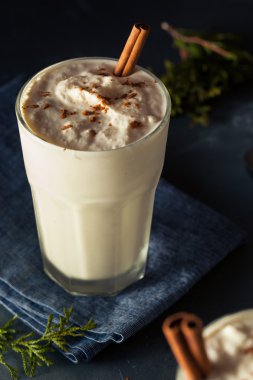 Ev yapımı yumurta likörü dondurma Milkshake