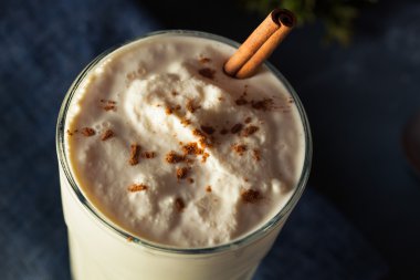 Ev yapımı yumurta likörü dondurma Milkshake
