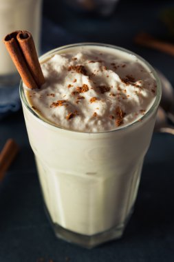 Ev yapımı yumurta likörü dondurma Milkshake